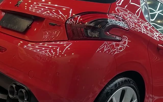 Peugeot vermelho finalizado, com pintura, vidros e pneus após os cuidados do combo.